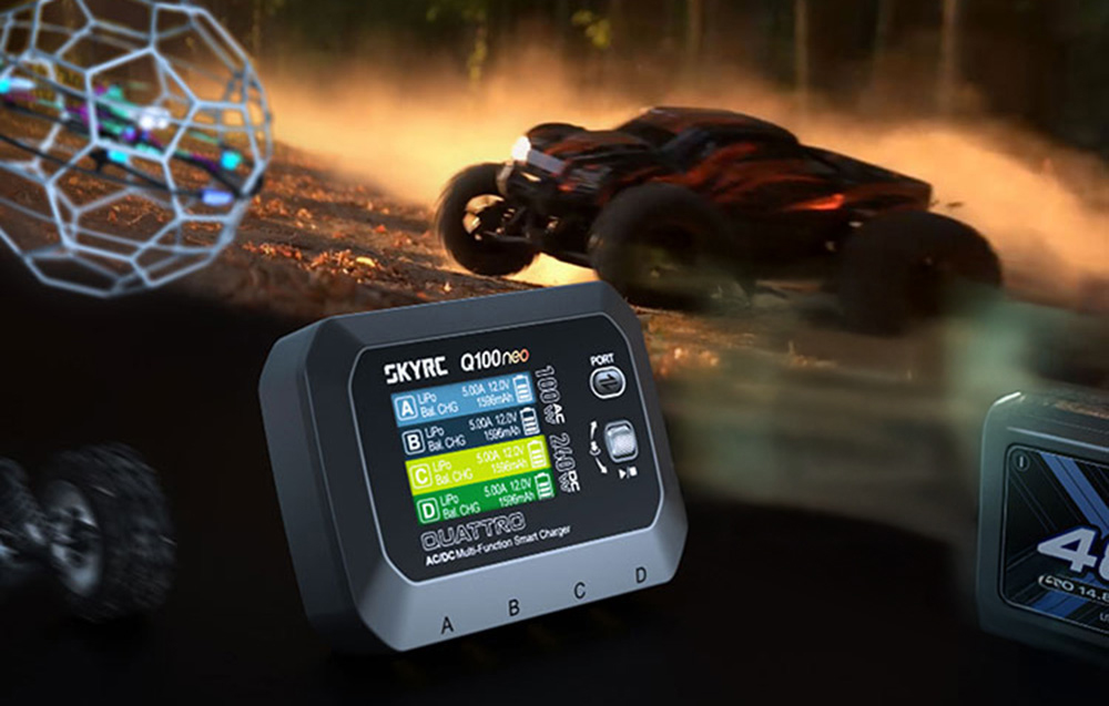 Ładowarka SKYRC Q100neo ustawiona obok zdalnie sterowanego samochodu i akumulatora.