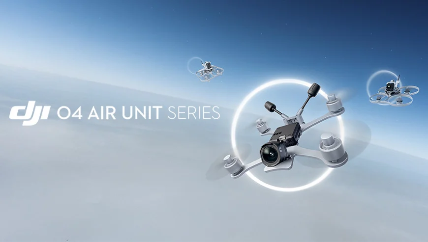 Trzy drony typu FPV z kamerami lecące w powietrzu na tle błękitnego nieba i chmur, obok napis DJI 04 AIR UNIT SERIES