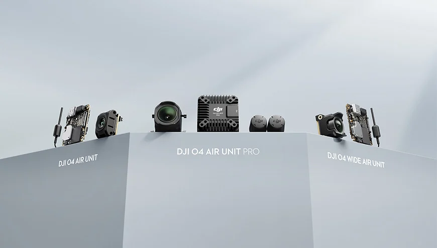 Komponenty DJI O4 Air Unit, DJI O4 Air Unit Pro oraz DJI O4 Wide Air Unit ustawione na trzech białych podestach na jasnym tle