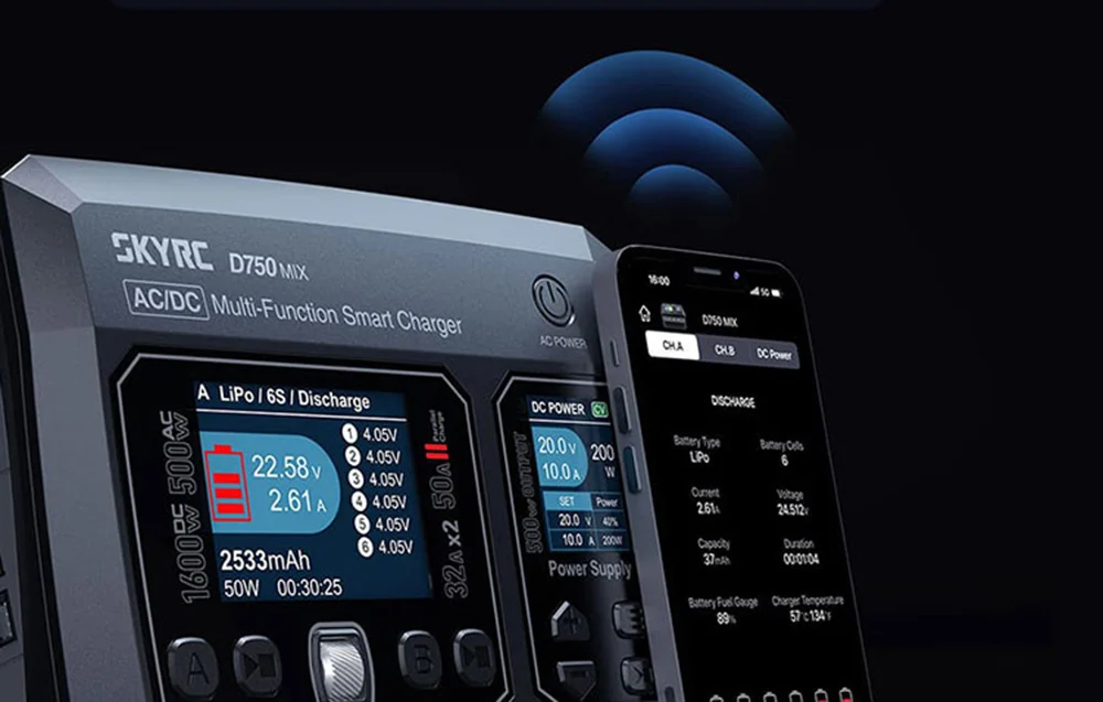 Ładowarka SKYRC D750 MIX obok smartfona z aplikacją monitorującą parametry ładowania przez połączenie bezprzewodowe.