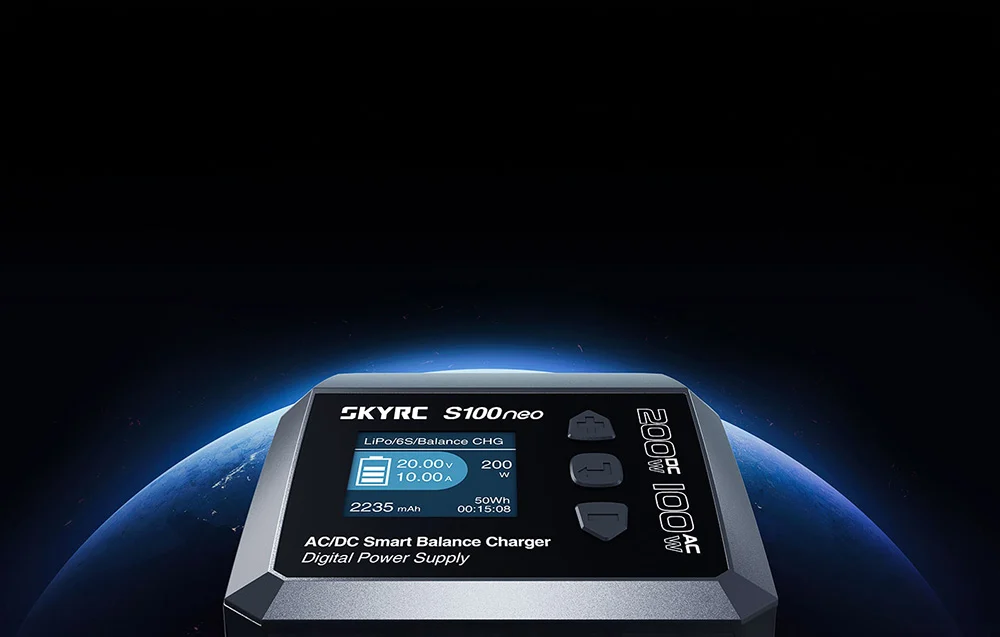 Ładowarka SKYRC S100neo na tle Ziemi widzianej z kosmosu.
