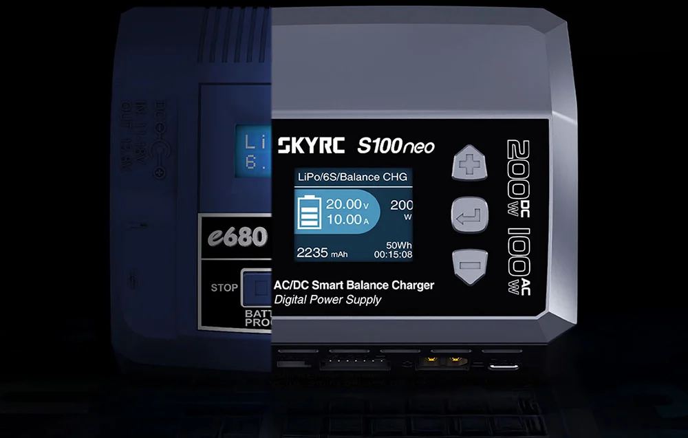 Ładowarka SKYRC S100neo porównana z wcześniejszym modelem e680 na ciemnym tle.