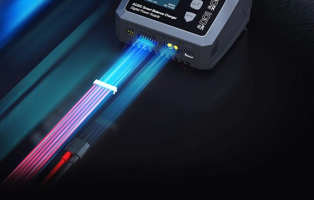 Ładowarka SKYRC S100neo z podłączonym przewodem.