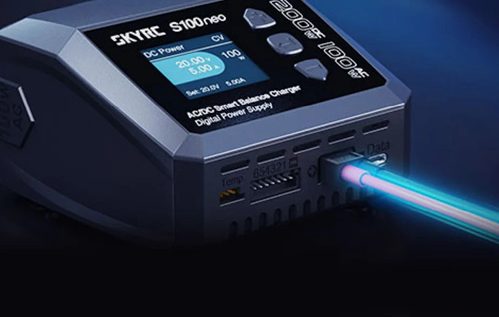Zbliżenie na port danych w ładowarce SKYRC S100neo z podłączonym przewodem.