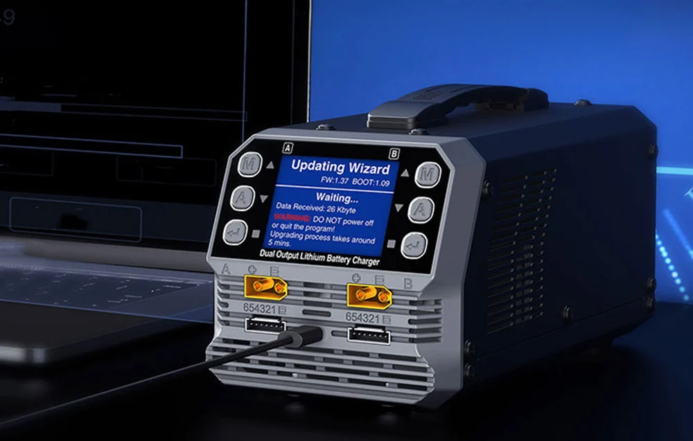 Dwukanałowa ładowarka akumulatorów litowych, w tle monitor
