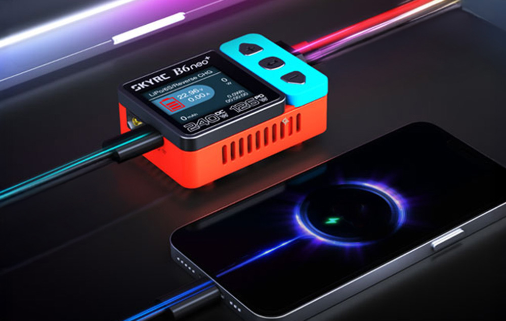 Inteligentna ładowarka SkyRC B6neo+ podłączona kablem do smartfona
