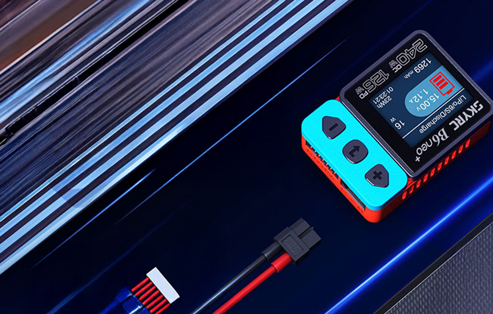 Inteligentna ładowarka SkyRC B6neo+ z portami do których podłączane są kable, pokazana z góry.